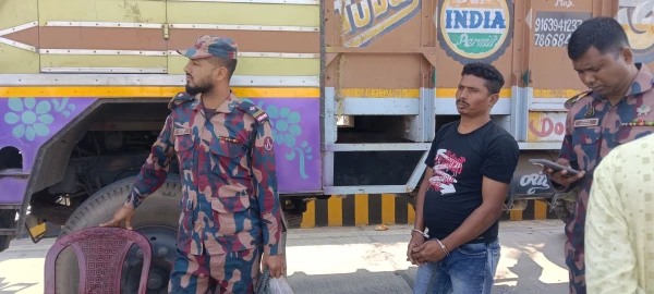 বেনাপোল আইসিপিতে বিপুল পরিমাণ অবৈধ ভারতীয় ট্যাপেন্ডালসহ ভারতীয় নাগরিক আটক